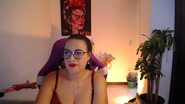 esmeraldaa230 online show from October 31, 2025, 8:21 pm