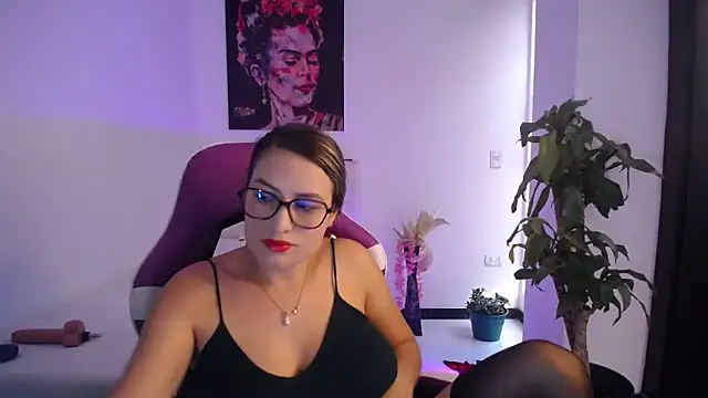 esmeraldaa230 online show from November 22, 2025, 7:46 pm