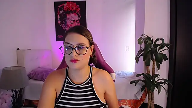 esmeraldaa230 online show from February 18, 2026, 7:32 pm