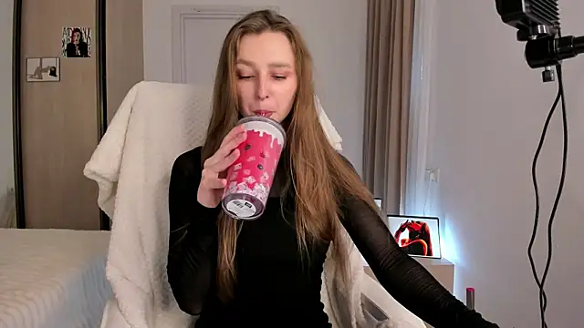 CharlotteWells online show from November 16, 2025, 10:54 am