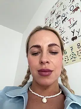 streetdoll online show from March 20, 2025, 10:54 am