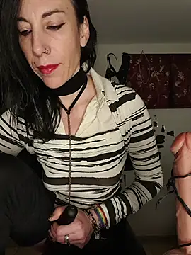 freyamoret online show from April 20, 2026, 2:25 am