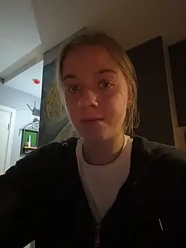 Snapshot of candy_maggie chatting on November 15, 2025, 5:31 pm candy maggie online show from November 15, 2025, 5:31 pm