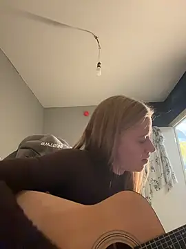 Snapshot of candy_maggie chatting on November 16, 2025, 7:41 pm candy maggie online show from November 16, 2025, 7:41 pm