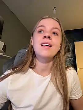 Snapshot of candy_maggie chatting on November 24, 2025, 5:45 pm candy maggie online show from November 24, 2025, 5:45 pm