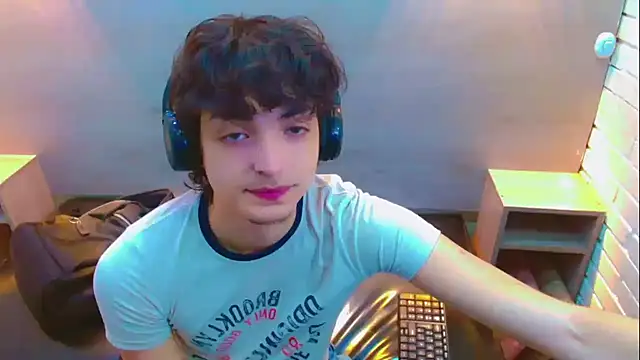 Sr BonnyEthan online show from December 18, 2025, 1:50 pm