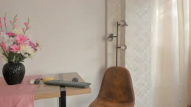 DaraBeckett online show from September 13, 2025, 12:05 pm