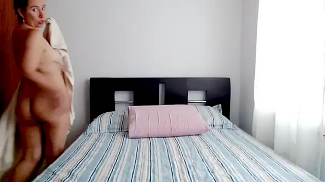 emely sexx20 online show from December 15, 2025, 2:32 pm