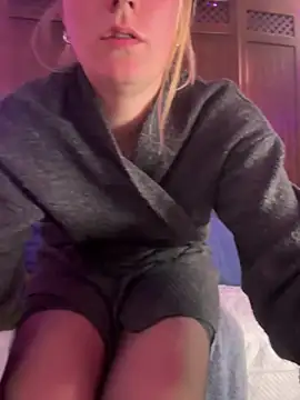 selenaluvv online show from March 25, 2026, 4:02 pm