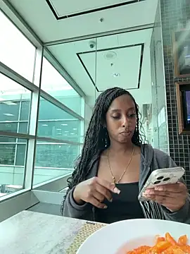 Your Paris online show from April 19, 2026, 9:50 pm