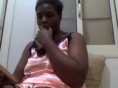 queenzuena online show from May 8, 2026, 9:53 pm
