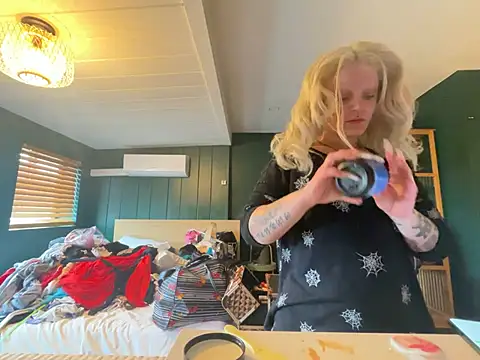 Snapshot of tatted-bitty chatting on February 13, 2025, 6:16 pm tatted-bitty online show from February 13, 2025, 6:16 pm