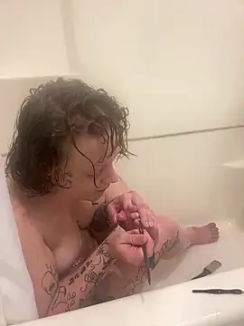 Snapshot of tatted-bitty chatting on November 5, 2025, 8:14 am tatted-bitty online show from November 5, 2025, 8:14 am