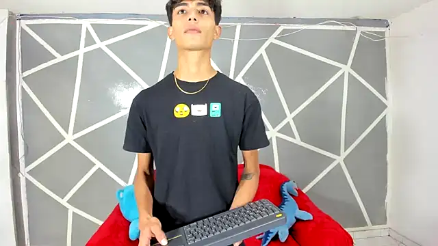 oliverhot2005 online show from December 7, 2024, 7:32 pm