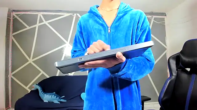 oliverhot2005 online show from December 12, 2024, 12:38 am