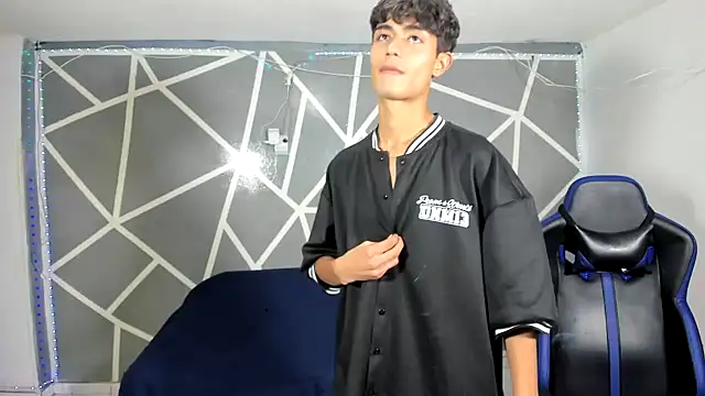 oliverhot2005 online show from December 14, 2024, 9:24 pm