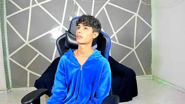 oliverhot2005 online show from December 17, 2024, 9:16 pm