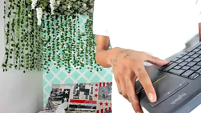 oliverhot2005 online show from March 16, 2025, 3:17 pm