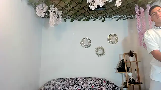 oliverhot2005 online show from September 22, 2025, 9:39 pm