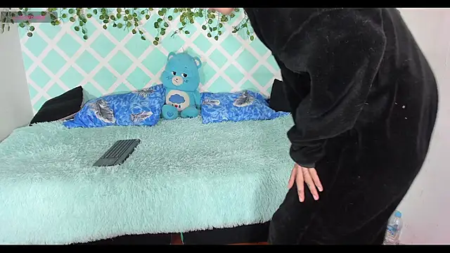 oliverhot2005 online show from November 23, 2025, 1:55 pm