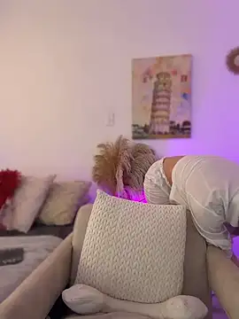 Ashleyjenner  online show from April 9, 2026, 2:44 pm