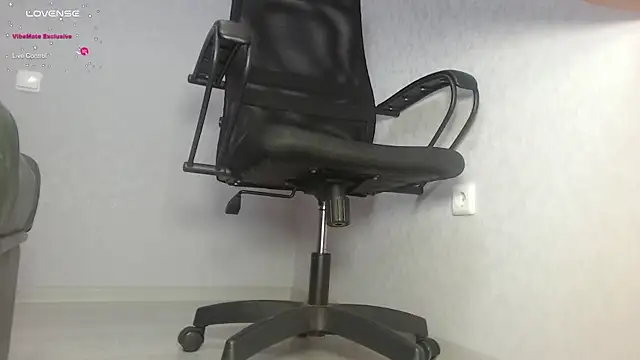 blondiana13 online show from March 4, 2025, 12:33 pm