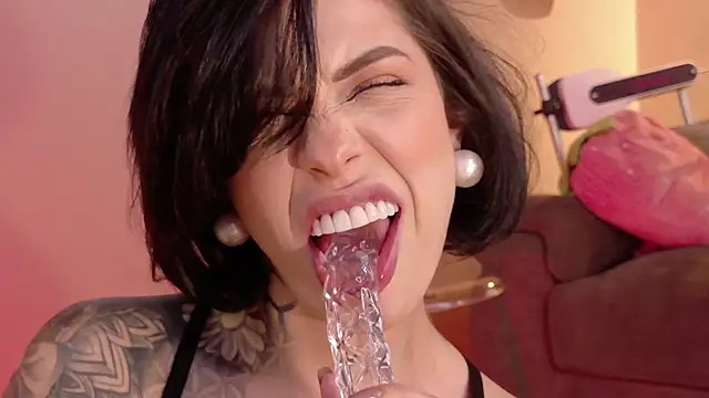 Hannah Borbon online show from November 3, 2025, 1:40 am