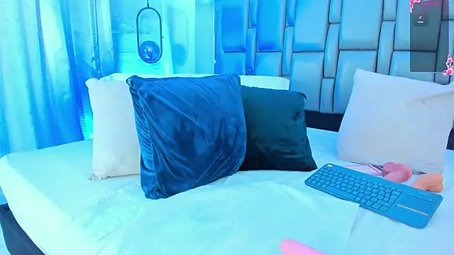 Emily Gil1 online show from September 26, 2025, 1:48 pm