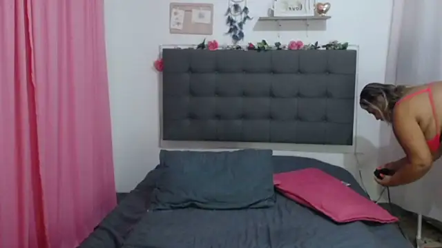 Snapshot of LenaDIaz chatting on October 11, 2025, 11:58 pm LenaDIaz online show from October 11, 2025, 11:58 pm