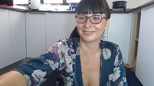 HellenLatin online show from June 5, 2026, 3:29 pm