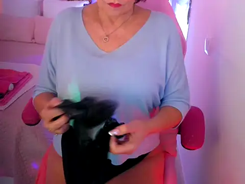 aubade246 online show from November 4, 2025, 2:05 pm