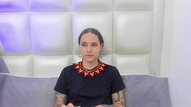 AnnyThompson  online show from January 19, 2025, 4:33 am