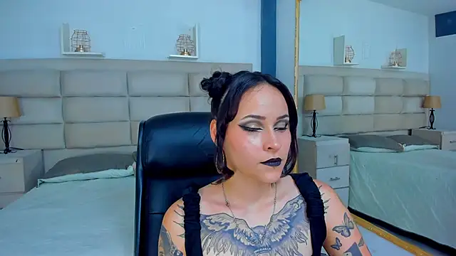 AnnyThompson  online show from November 9, 2025, 9:02 pm