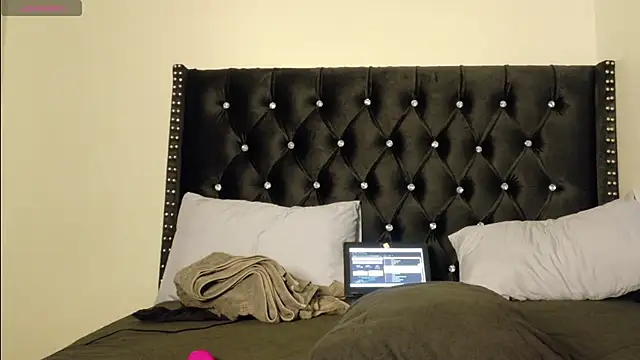 Snapshot of online_bestie chatting on November 10, 2025, 7:07 am online bestie online show from November 10, 2025, 7:07 am