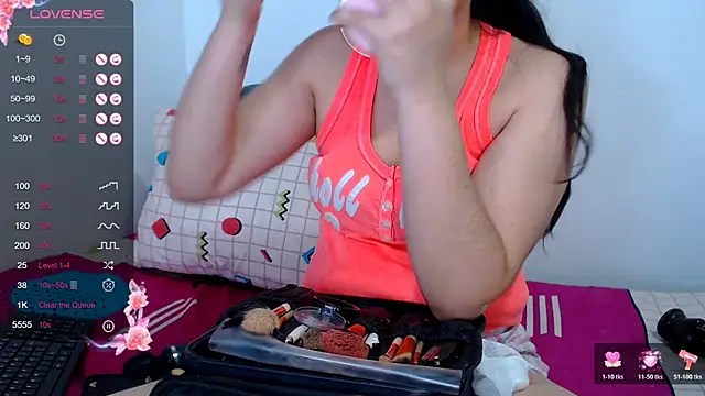 sofi-rojas1 online show from January 17, 2026, 8:52 am