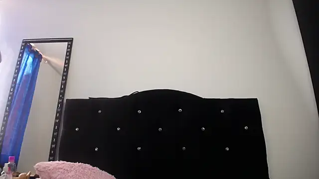 sweet skylove  online show from April 18, 2026, 8:20 pm