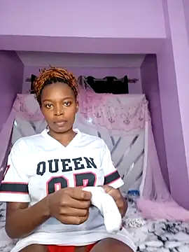 Pretty-queen123 online show from September 19, 2025, 2:35 am