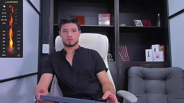 EdwardRoss  online show from February 7, 2025, 7:38 pm