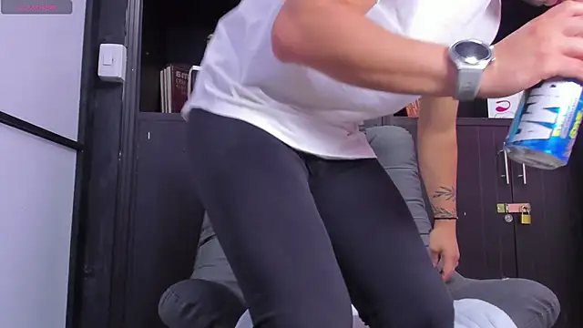 EdwardRoss  online show from February 19, 2025, 8:31 pm