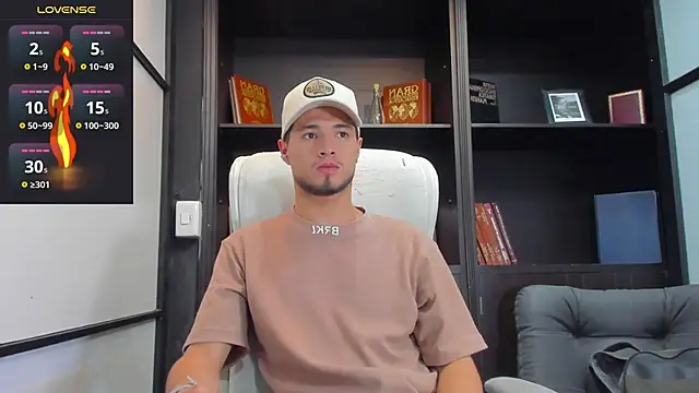 EdwardRoss  online show from February 28, 2025, 9:44 pm