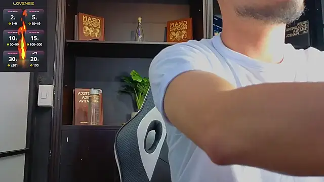 EdwardRoss  online show from October 7, 2025, 7:11 pm