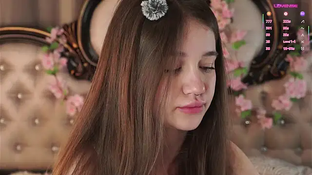 AmiLewis online show from April 21, 2026, 1:07 am