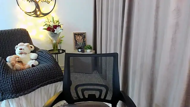 worldofkim online show from February 19, 2026, 8:49 pm