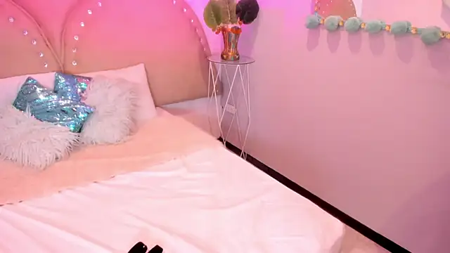 Miia Thompsonn online show from October 7, 2025, 3:25 am