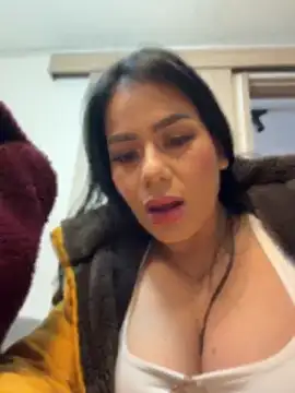 Miah gomez  online show from April 18, 2026, 1:04 pm