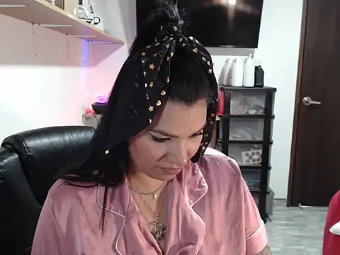 Snapshot of CarolinaRincon chatting on July 9, 2026, 8:35 pm CarolinaRincon online show from July 9, 2026, 8:35 pm