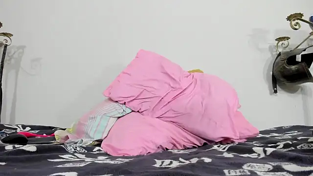 AlejoKhalifa  online show from January 19, 2025, 10:39 am