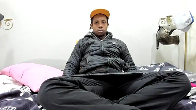 AlejoKhalifa  online show from February 23, 2025, 9:33 am