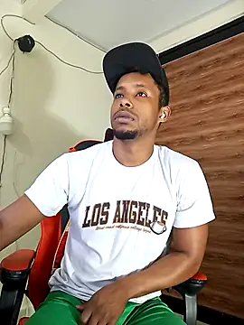 AlejoKhalifa  online show from September 30, 2025, 10:31 am