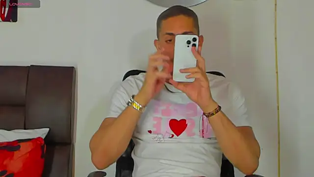 MikeRoss7777 online show from October 7, 2025, 3:04 am